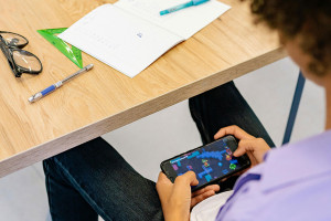 Telemóveis nas escolas: por que razão tantos países estão a limitar o seu uso?