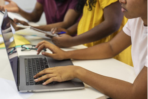 Crianças que sabem usar a tecnologia, mas têm dificuldade para aprender: o que está a acontecer?