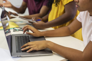 Crianças que sabem usar a tecnologia, mas têm dificuldade para aprender: o que está a acontecer?