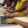 Crianças que sabem usar a tecnologia, mas têm dificuldade para aprender: o que está a acontecer?